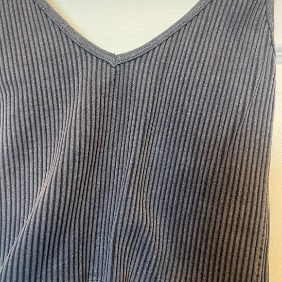 Cropped tanks (2) - Picture 2 of 7